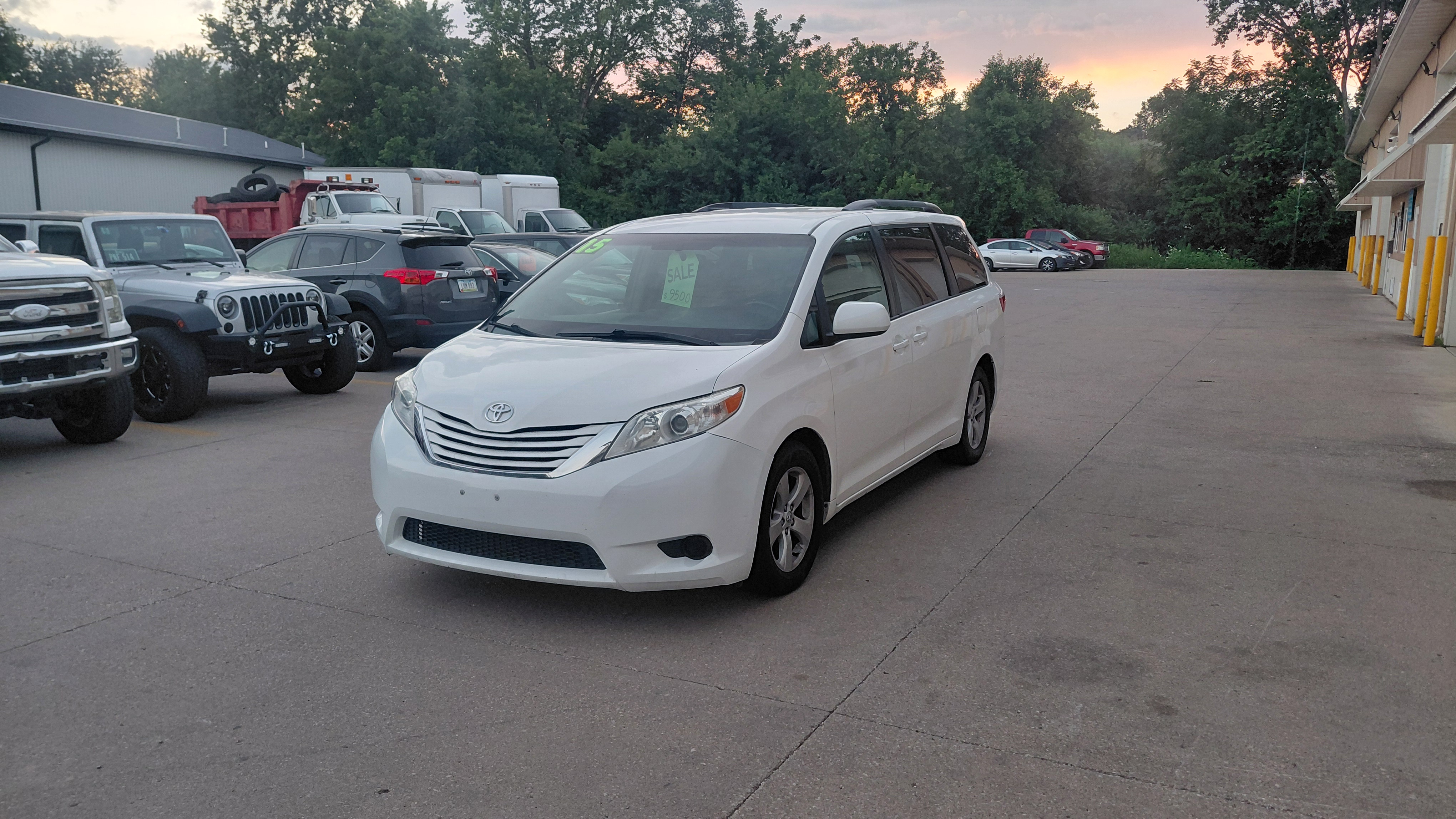 2015 Toyota  Sienna LE - image 3