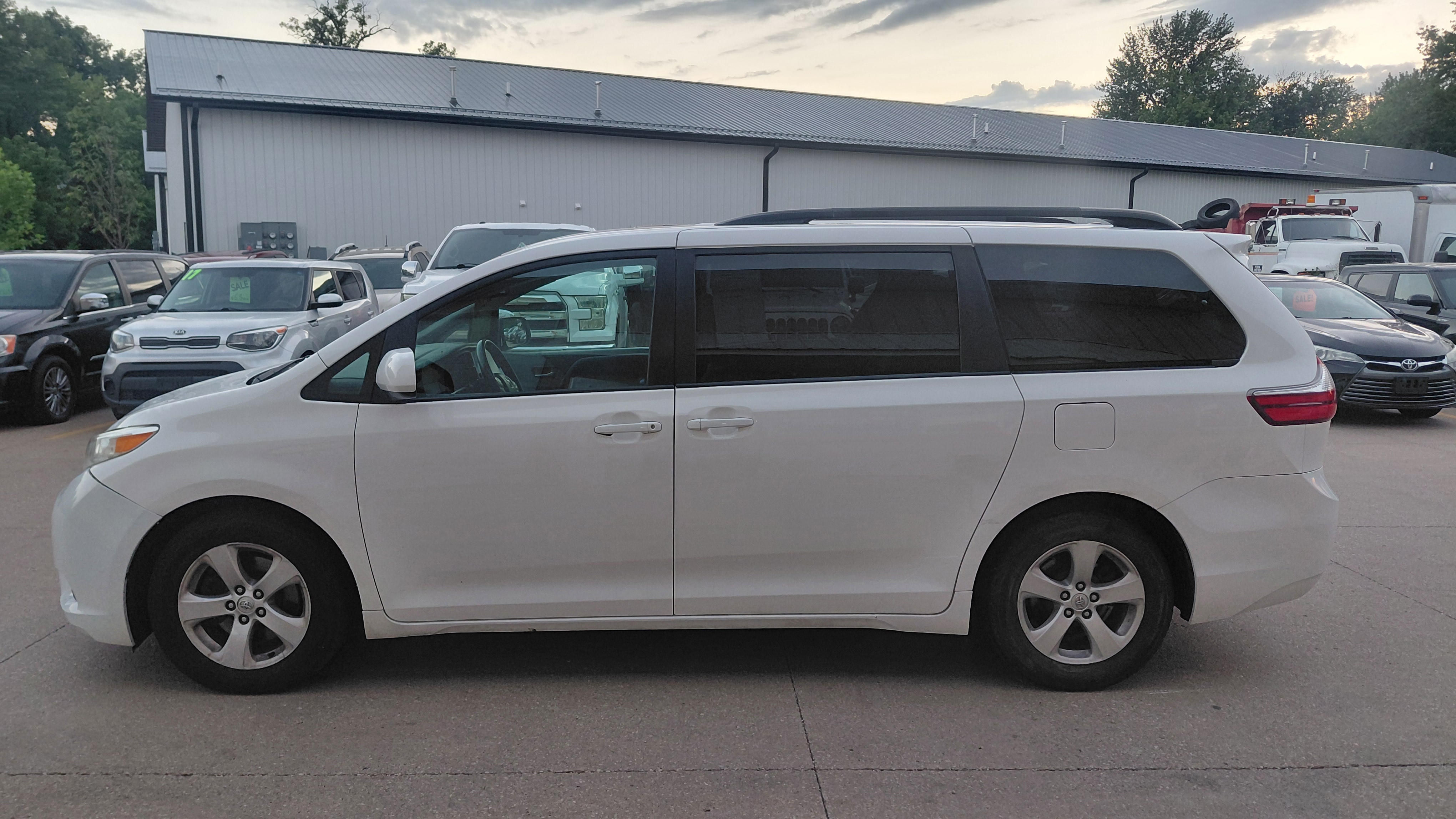 2015 Toyota  Sienna LE - image 4