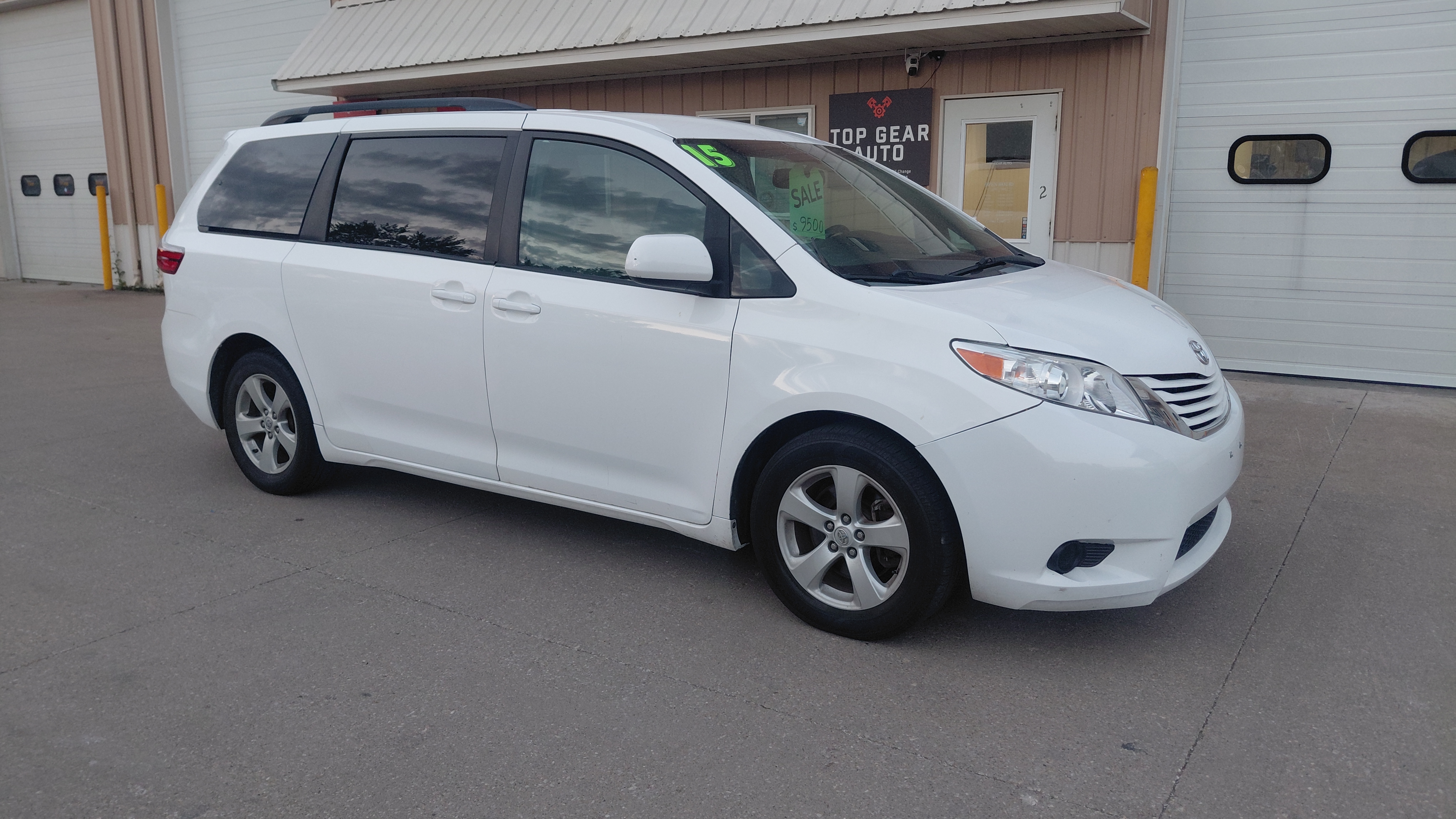2015 Toyota  Sienna LE - image 9