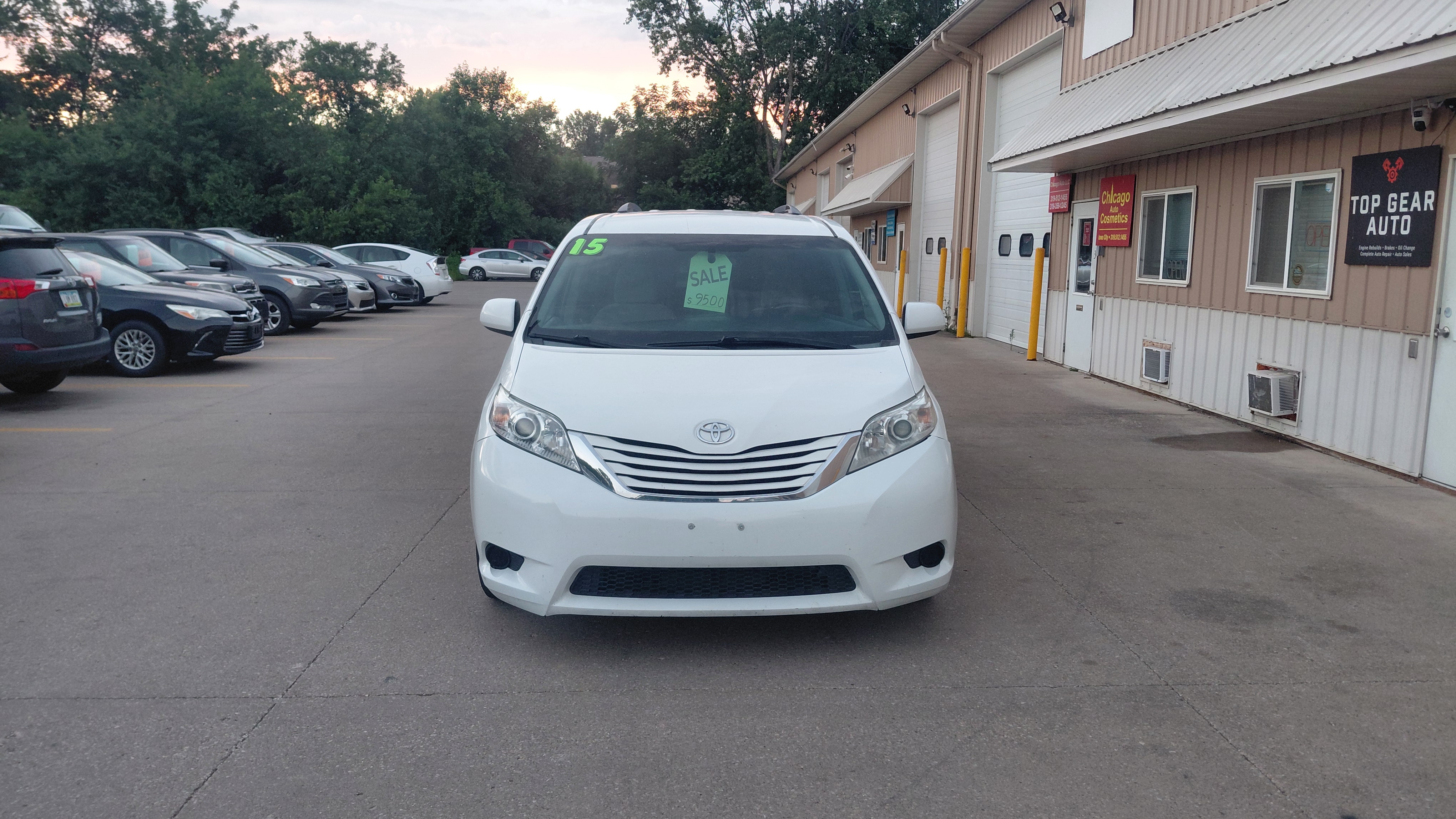 2015 Toyota  Sienna LE - image 2